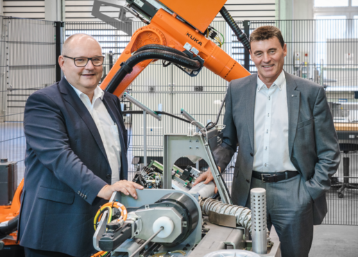 Image (from left to right) WAFIOS Executive Board members Dr.-Ing. Uwe-Peter Weigmann and Martin Holder at the HotBend for bending of plastic tubes